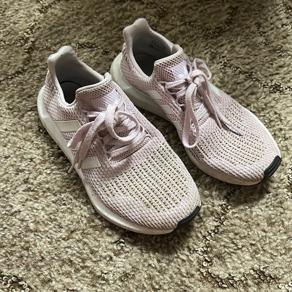 Adidas size 8. Very comfortable. Have been worn a few times!